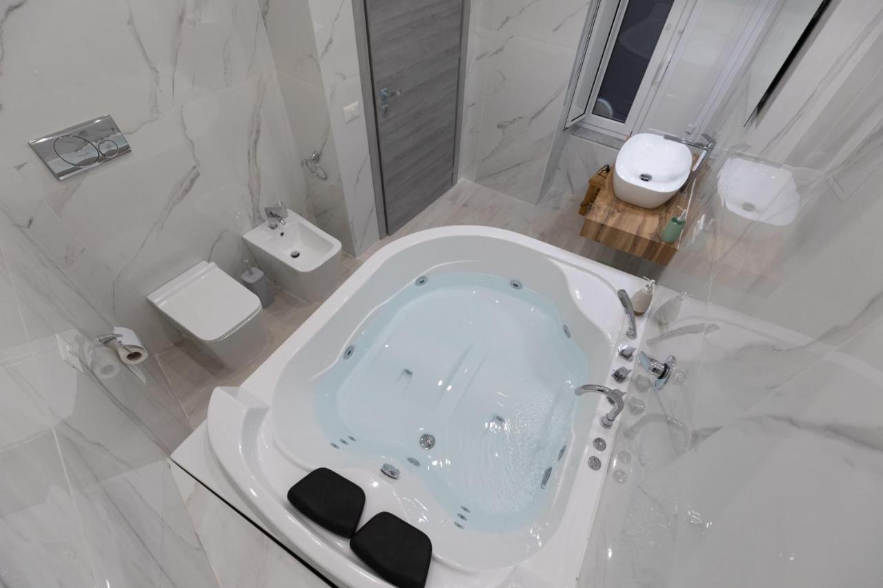 My Brilliant Home With Jacuzzi 2 Steps From St Toledo ナポリ エクステリア 写真